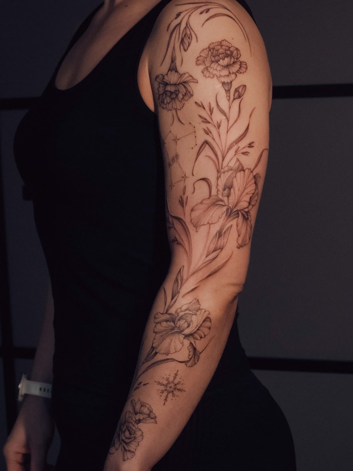 Kwiatowy rękaw od barku do nadgarstka – tatuaż fine line