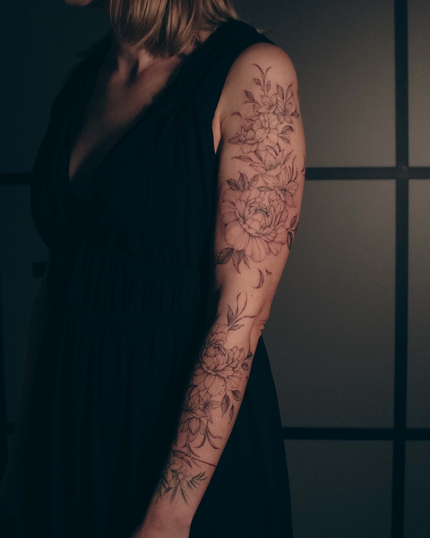 Kwiatowy rękaw na całej ręce – tatuaż fine line