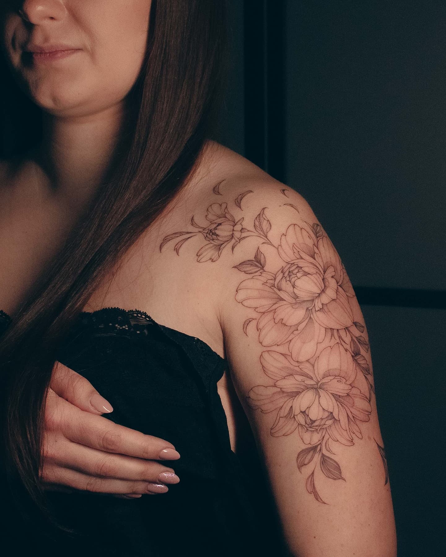Piwonie na ramieniu i barku – tatuaż fine line