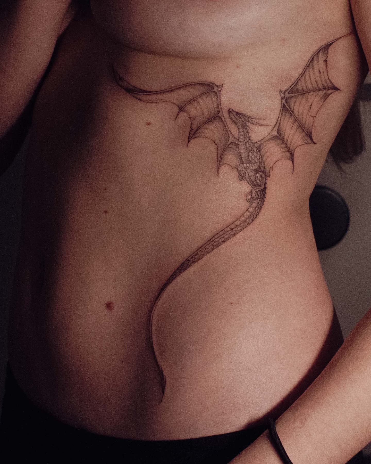 Smok na boku i brzuchu – tatuaż fine line