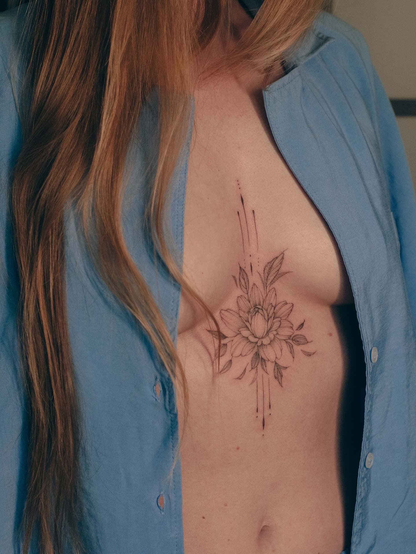 Ornament z kwiatem lotosu na mostku – tatuaż fine line