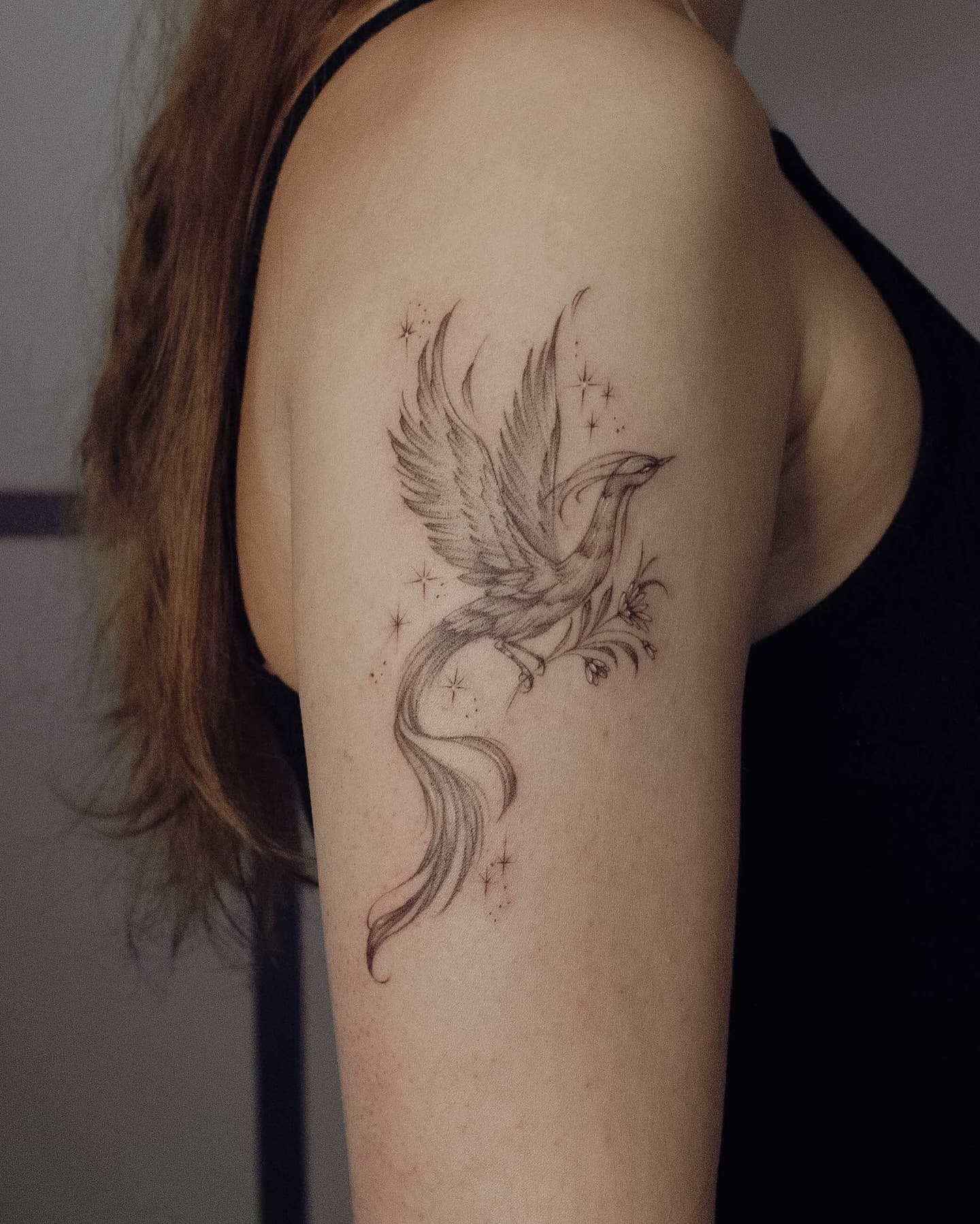 Feniks na ramieniu – tatuaż fine line