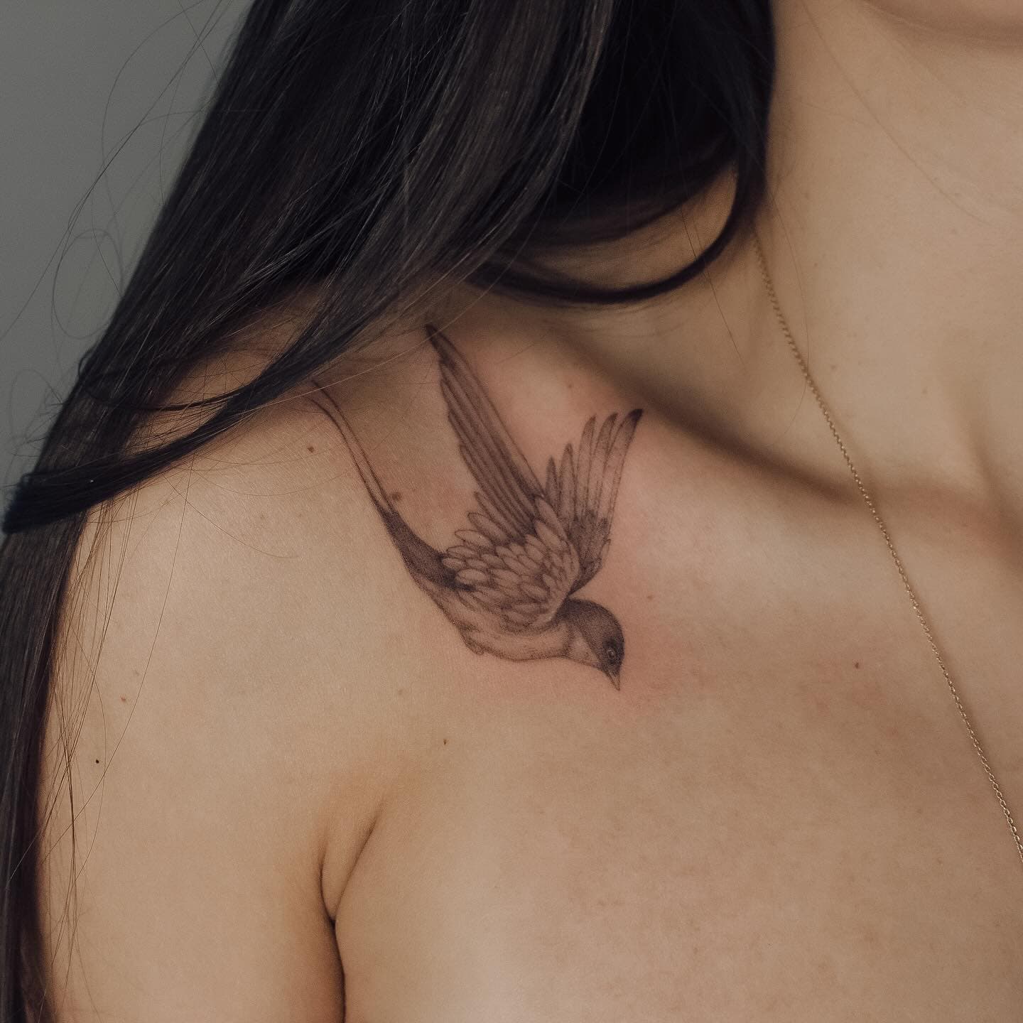 Jaskółka na obojczyku – tatuaż fine line